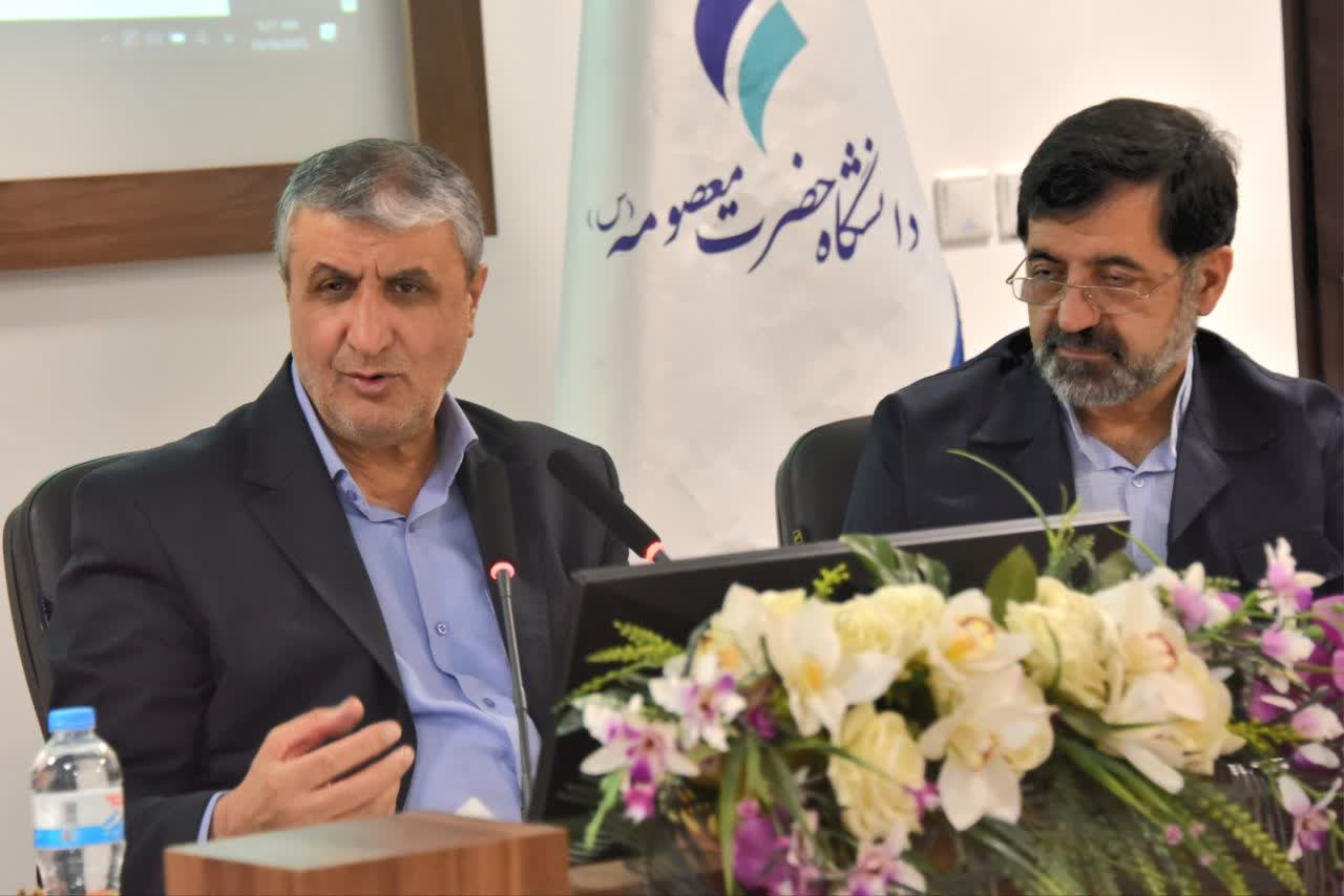 بازدید رییس سازمان انرژی اتمی ایران از دانشگاه حضرت معصومه علیهاالسلام و انعقاد تفاهم‌نامه همکاری میان دانشگاه و شرکت دانش بنیان توسعه فناوری پلاسما با حضور استاندار و مدیران استان قم