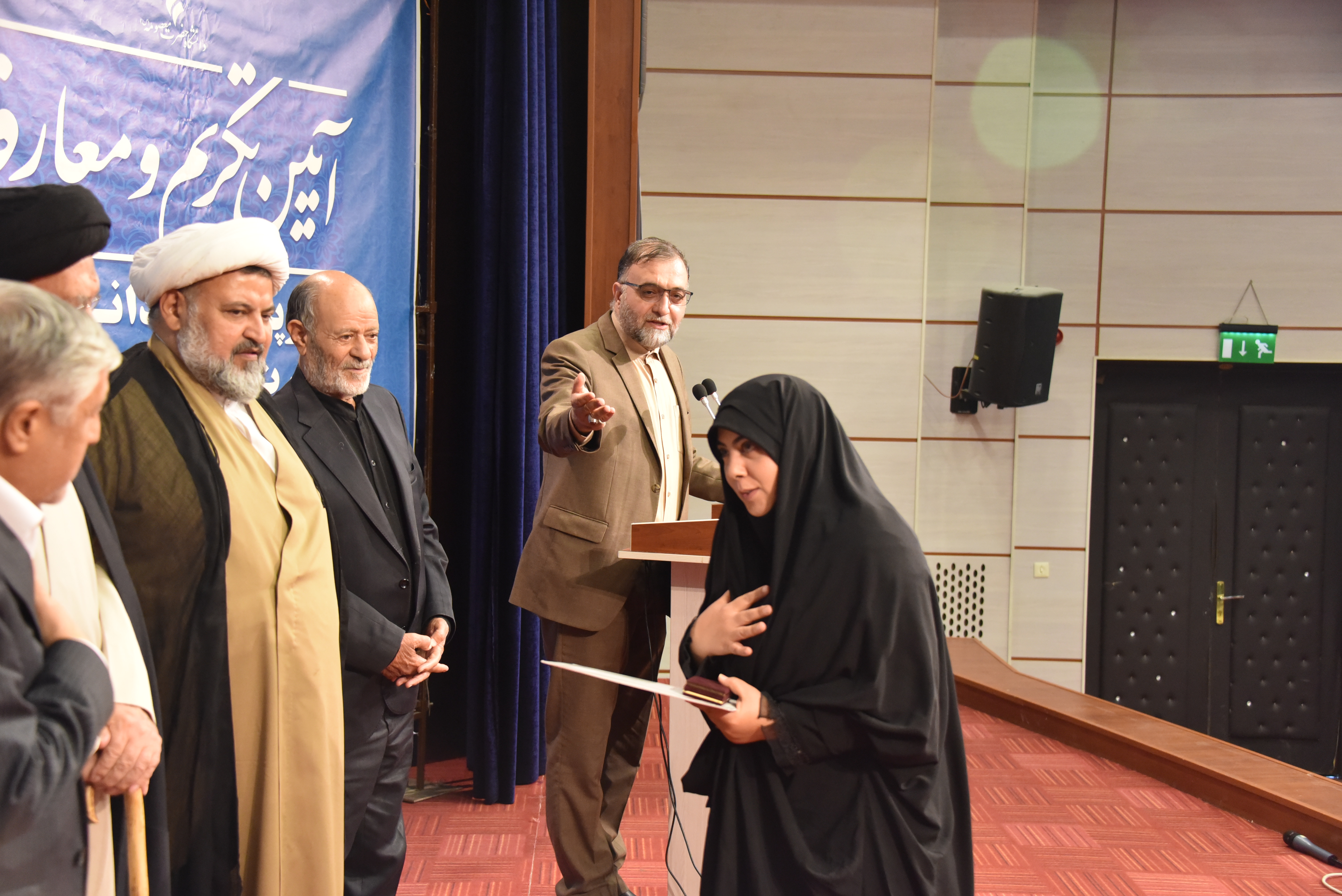 آیین تکریم دکتر معصومه مشکل گشا سرپرست پیشین و دکتر سیده فاطمه فقهی سرپرست دانشگاه